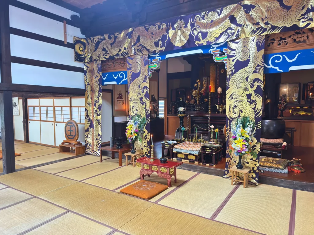 本堂内陣の彫刻