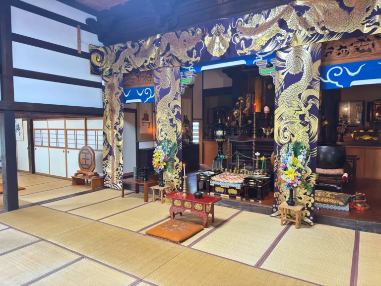 薬王寺 本堂内陣（斜め）